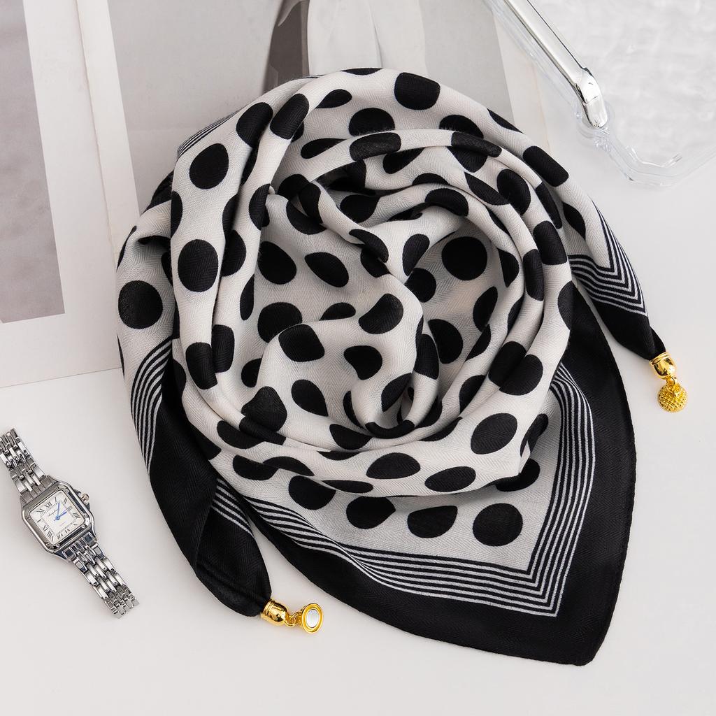 Winterwarme Schals, Schals, Klassische Karobänder, Strickjacken und Warme Decken für den Außenbereich