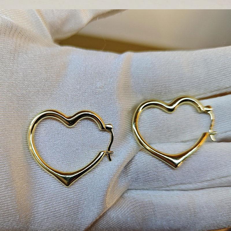 Simple Hollow Love Earrings Small Fresh Wild Metal Peach Heart Earrings Cute Female Jewelry Earrings