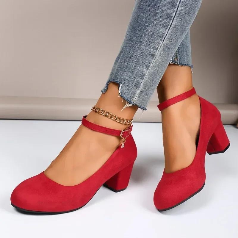 2025 Hochwertige Damenschuhe Neu Runde Zehenpartie Einfarbig Wildleder Flacher Ausschnitt Dicker Absatz Ein-Riemen-Schnalle Damen High Heels