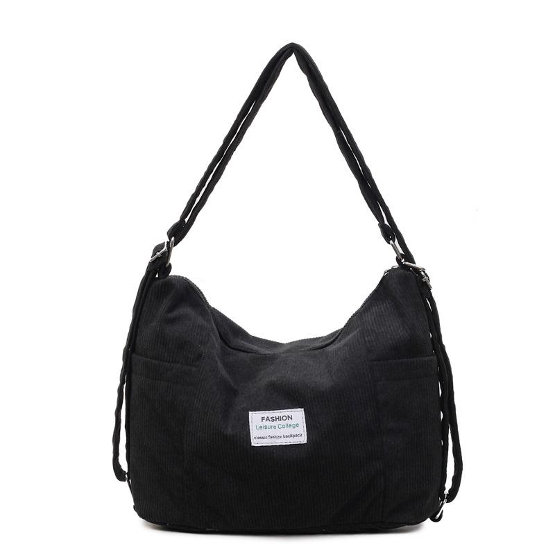 Эта сумка кроссбоди — вместительная, непринужденная и повседневная сумка-тоут на одно плечо. чёрный