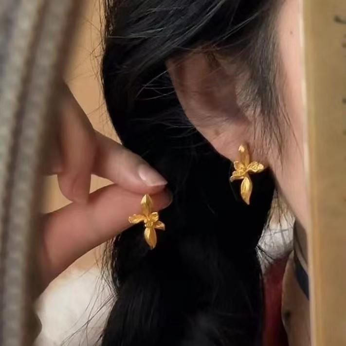 Vietnamese Golden Magnolia Flower Stud Earrings - Elegant and Versatile High-End Fashion Jewelry for Women.