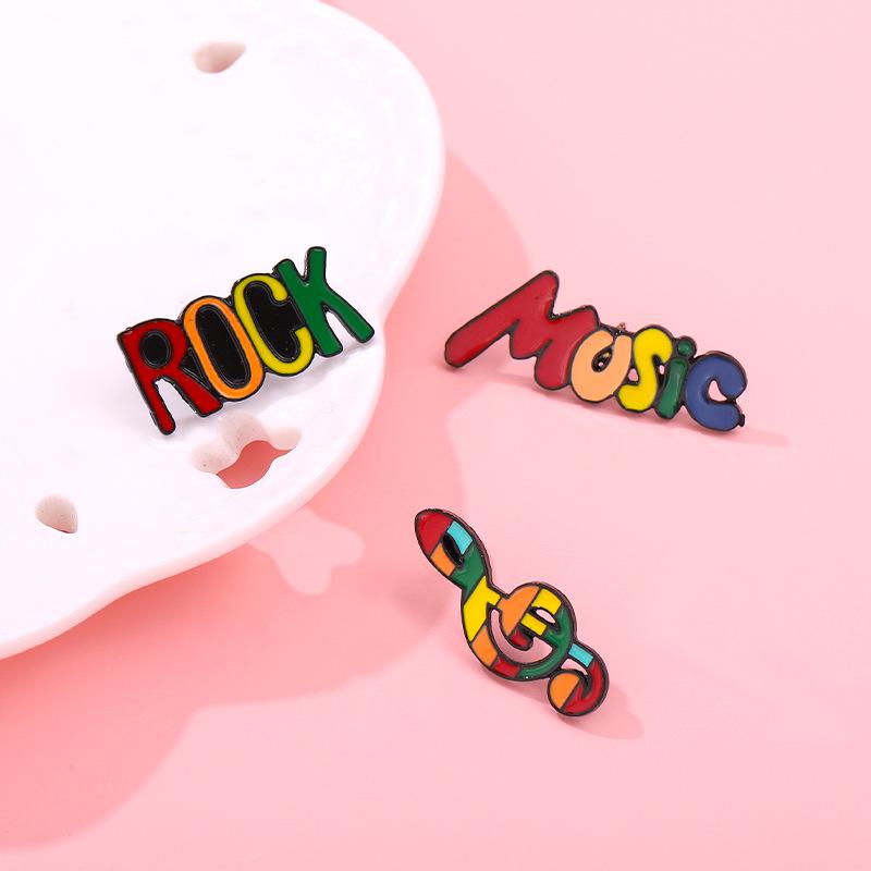 Regenbogen Englische Brosche: Bunte Gitarren-Metallplakette und galvanisiertes Bekleidungsaccessoire.