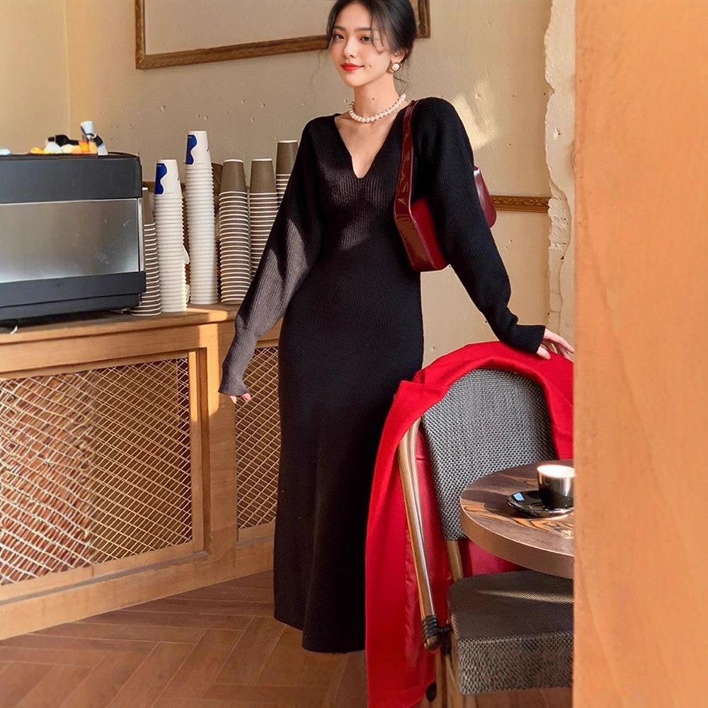 Elegant French Red V-neck Knit Dress - Slimming Retro Wool for Autumn/Winter 2025 Medium