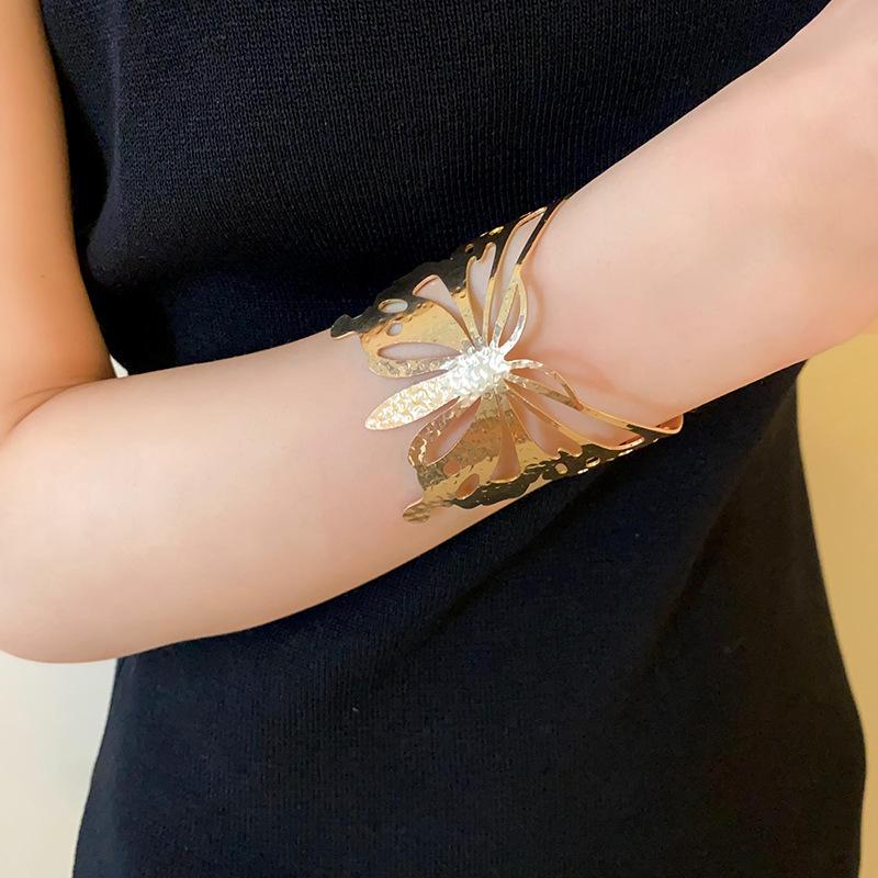 European Cold Style High-End Metal Pleated Bangle: Luxury Women's Temperament Bracelet