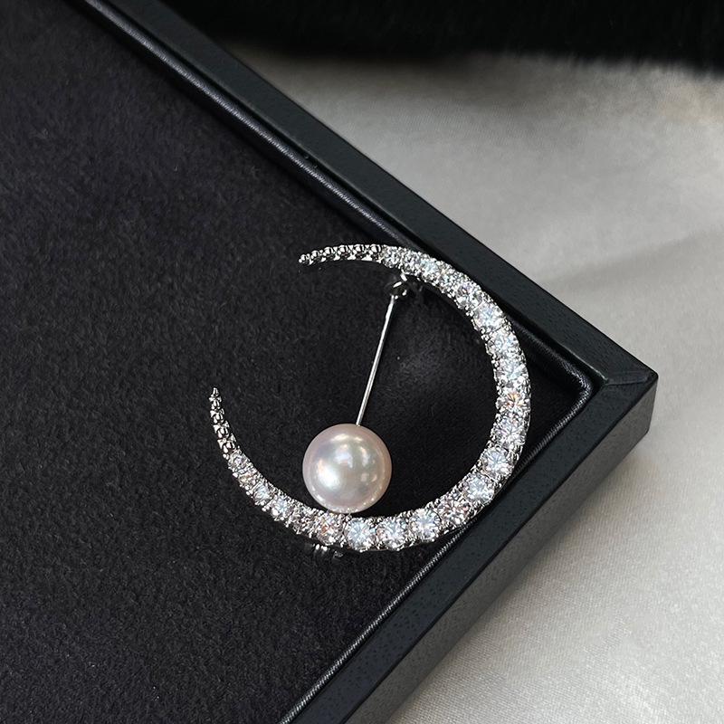Retro Crescent Moon Pearl Brooch: Versatile DIY Corsage Pin