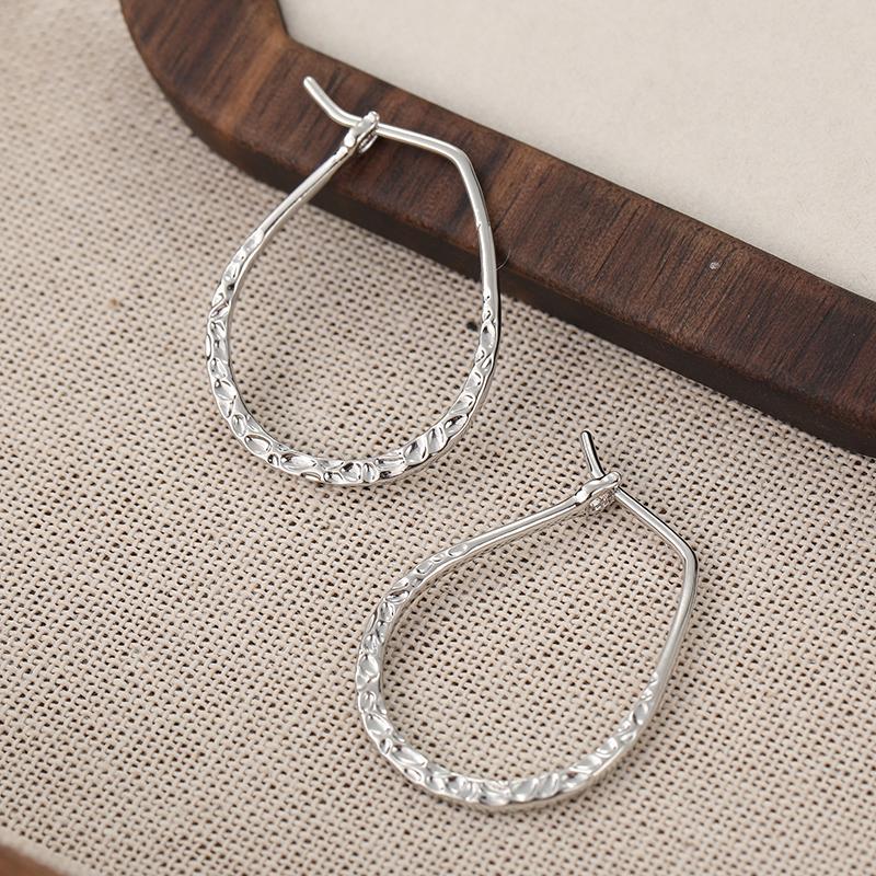 Gehämmerte Hufeisen-Creolen. Handgefertigte Ohrringe