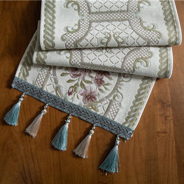 Moderný jednoduchý behúň Vianočný ženilkový behúň Obrus ​​pre domácnosť Polyesterový obrus Fresh Table Runner