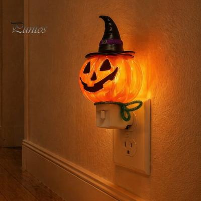 Steck-Nachtlicht Halloween Kürbis Geist mit Hexenhut, Harz Weiches Leuchten Geschenk für LED Schlafzimmerlicht, Gruselige Wandleuchte Party Heimbeleuchtung