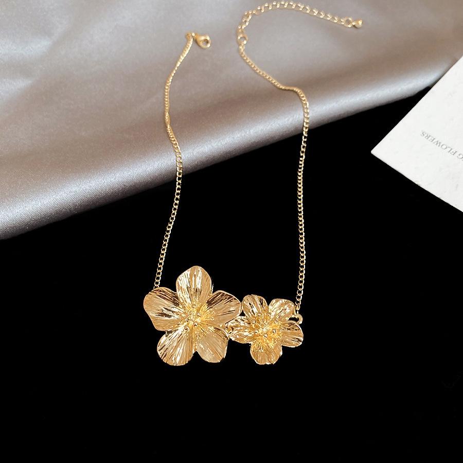 High-End European & American Metal Oval Earrings and Necklace Set - Simple Clavicle Chain for Women