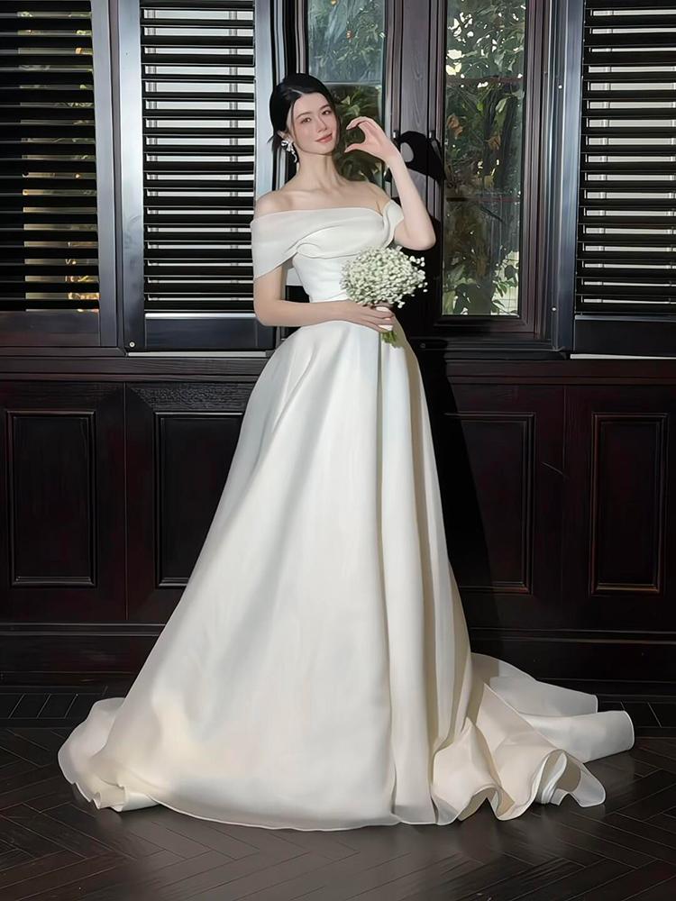 Elegant Simple Bridal Gown One Shoulder Lightweight Outdoor Wedding Dress Floor Length Train Korean Style Bridal Dress