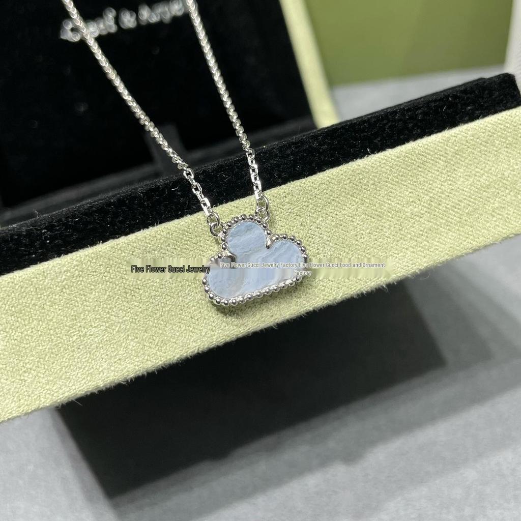 Náhrdelník Van Cleef se čtyřlístkem: Zlatý přívěsek pro ženy s pětilistým designem, bílou perletí, červeným achátem a diamantem.