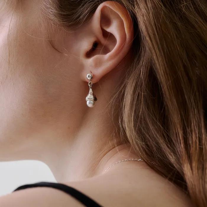 Arte pearl drop earring