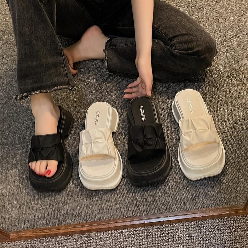 2025 new slippers women's summer wear muffin bread one-word thick-soled design beach sandals fashion going out sandals