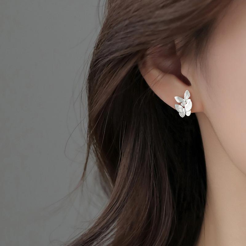 PONYKISS Kadınlar İçin Gümüş İğneli Kelebek Küpe Sevimli Moda Piercing Vida Topu Aksesuarları