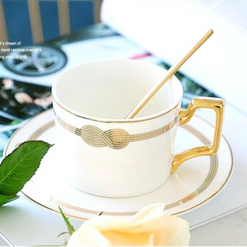 Feines Knochenporzellan Kaffeetassen- und Untertassensets, 270 ml Wunderschön glasierte Teetasse mit Goldrand und Henkel, Keramik-Kaffeetassen mit goldenem Löffel