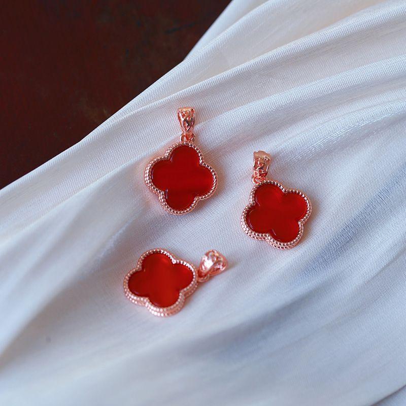 

Factory Clearance Natural Red Agate Four-Leaf Clover Gold-Plated Inlaid Pendant Women s Crystal Agate Pendant Ornaments About 15mm, send one at random