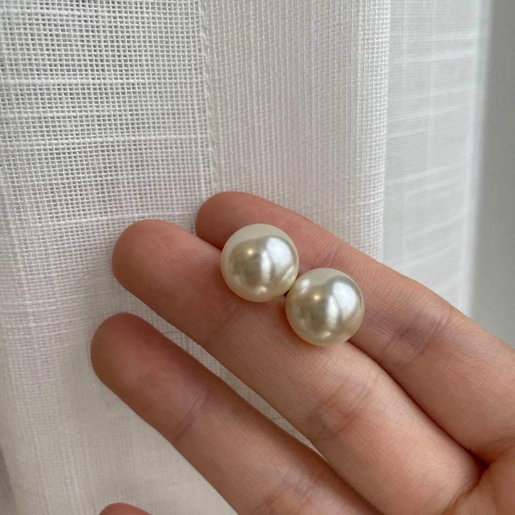 Perfect round pearl stud earrings female blogger Fever same simple temperament colorful retro Hong Kong style big light bulb earclip
