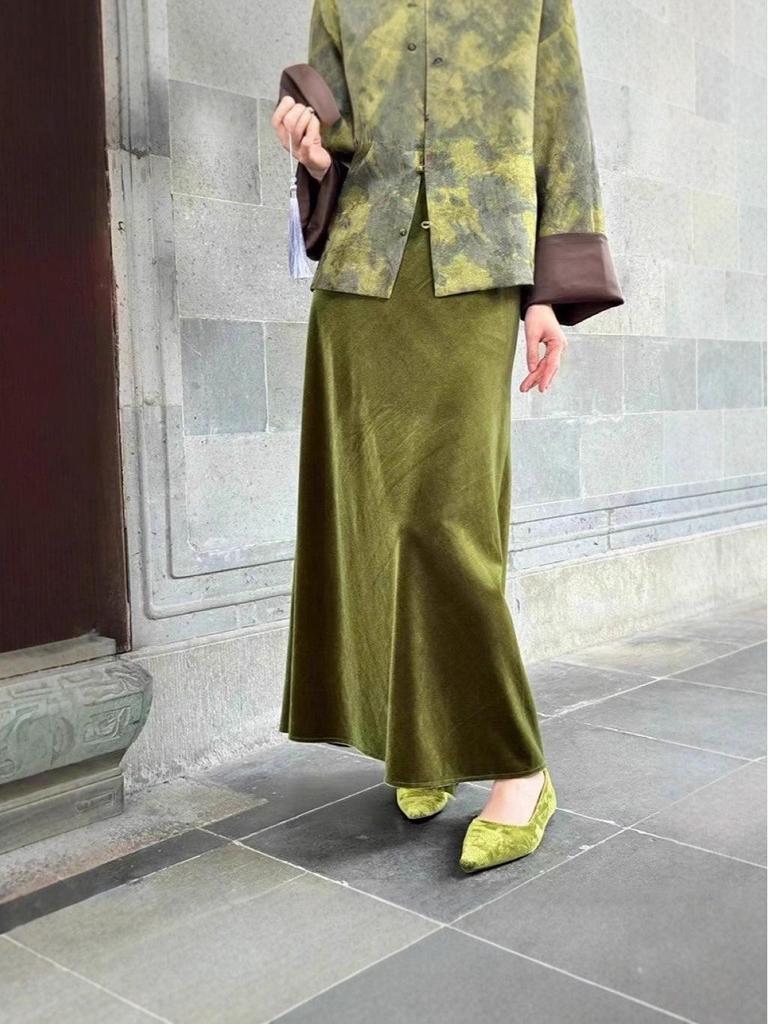 Elegant Fishtail Skirt: Velvet, Warm, Age-Reducing, Versatile