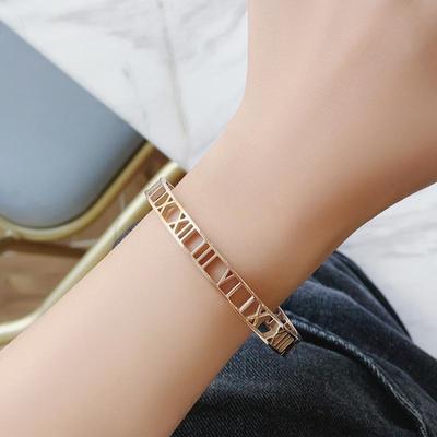 Bracciale in Acciaio Titanio Placcato Oro con Numeri Romani per Donna - Stile Coreano Moda Accessorio per Coppie