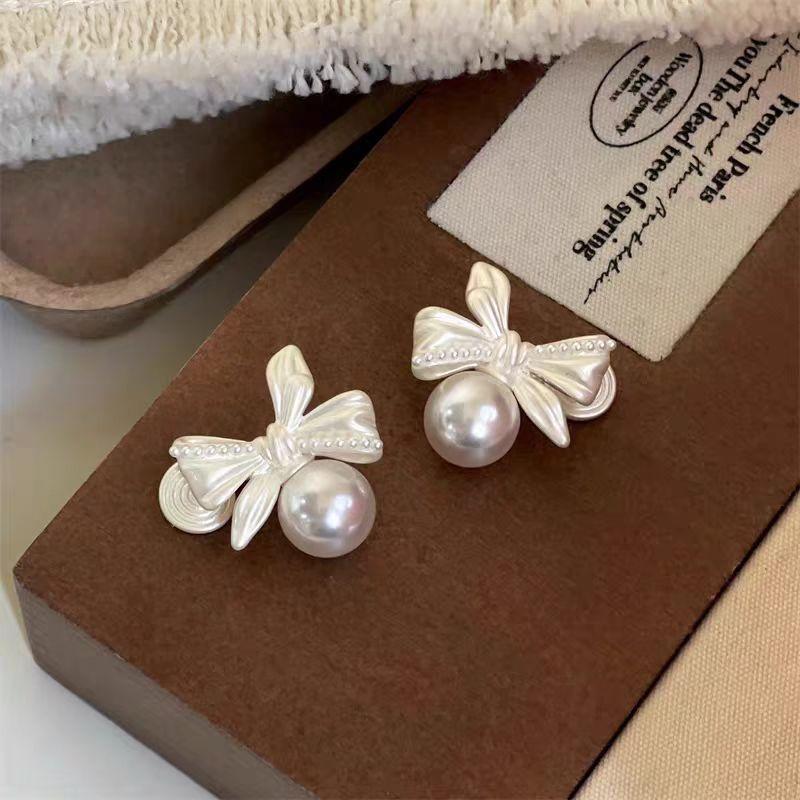Sweet personality French retro dumb silver bow earrings women's exquisite versatile fashion elegant pearl stud earrings
