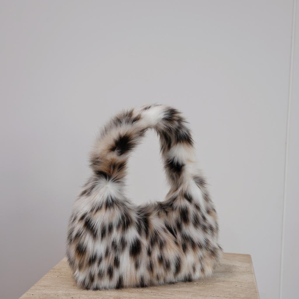 Fluffy Purses for Women Cute Fuzzy Tote Handbag Plush Y2K Hobo Shoulder Bag Faux Fur Clutch Bag Fuzzy Women's Plush Purse Underarm Handbag Hobo Tote