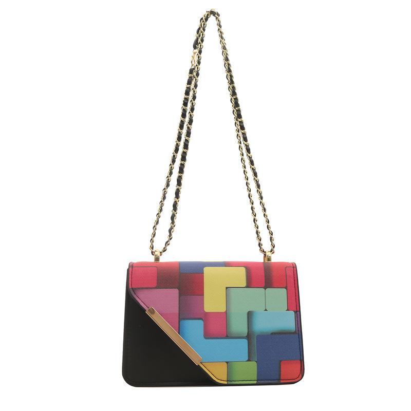 

В этом году популярна небольшая сумка-мессенджер в новом иностранном стиле с цепочкой, а также новая модная контрастная цветная маленькая квадратная сумка-мессенджер для женщин 2024 года. чёрный