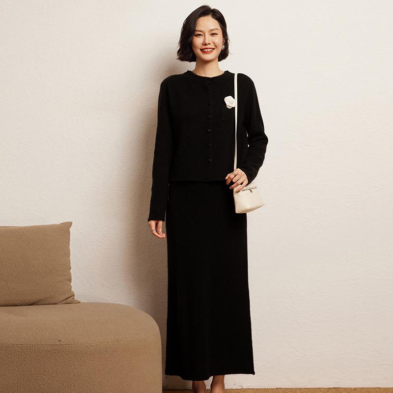 Autumn/Winter 2025 Cashmere Knit Women's Set: Loose Cardigan & Long Sleeve Top with Midi Skirt