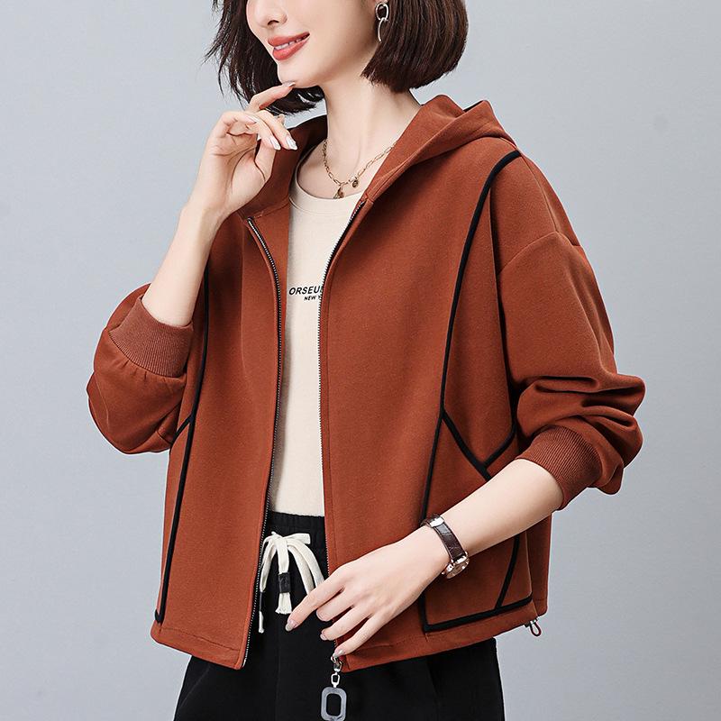 Damska kurtka z kapturem podszyta polarem na rok 2024: Stylowy, odmładzający kardigan jesienno-zimowy dla mam w średnim wieku