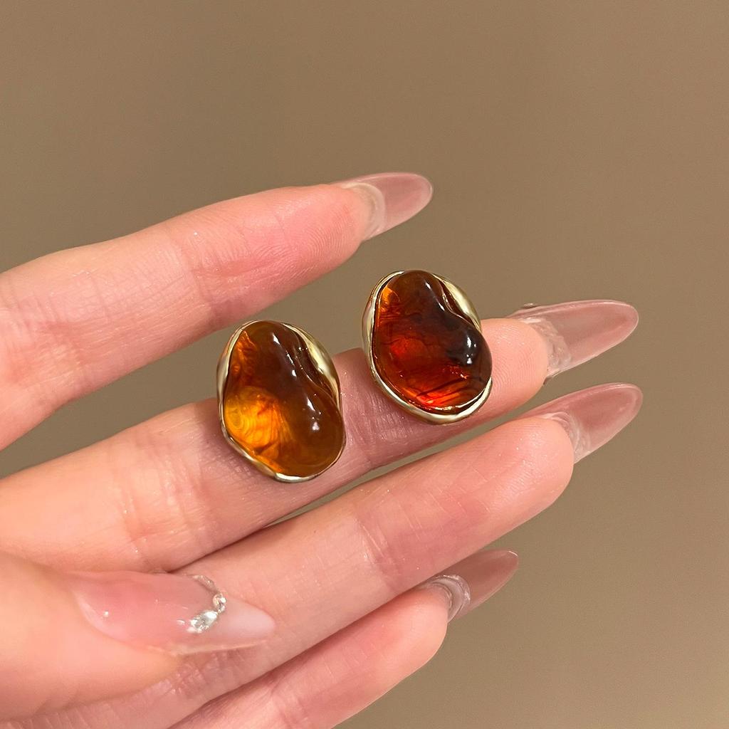 Elegant Retro Coffee Stud Earrings for Women - 2026 New Style, Versatile Autumn/Winter Accessory