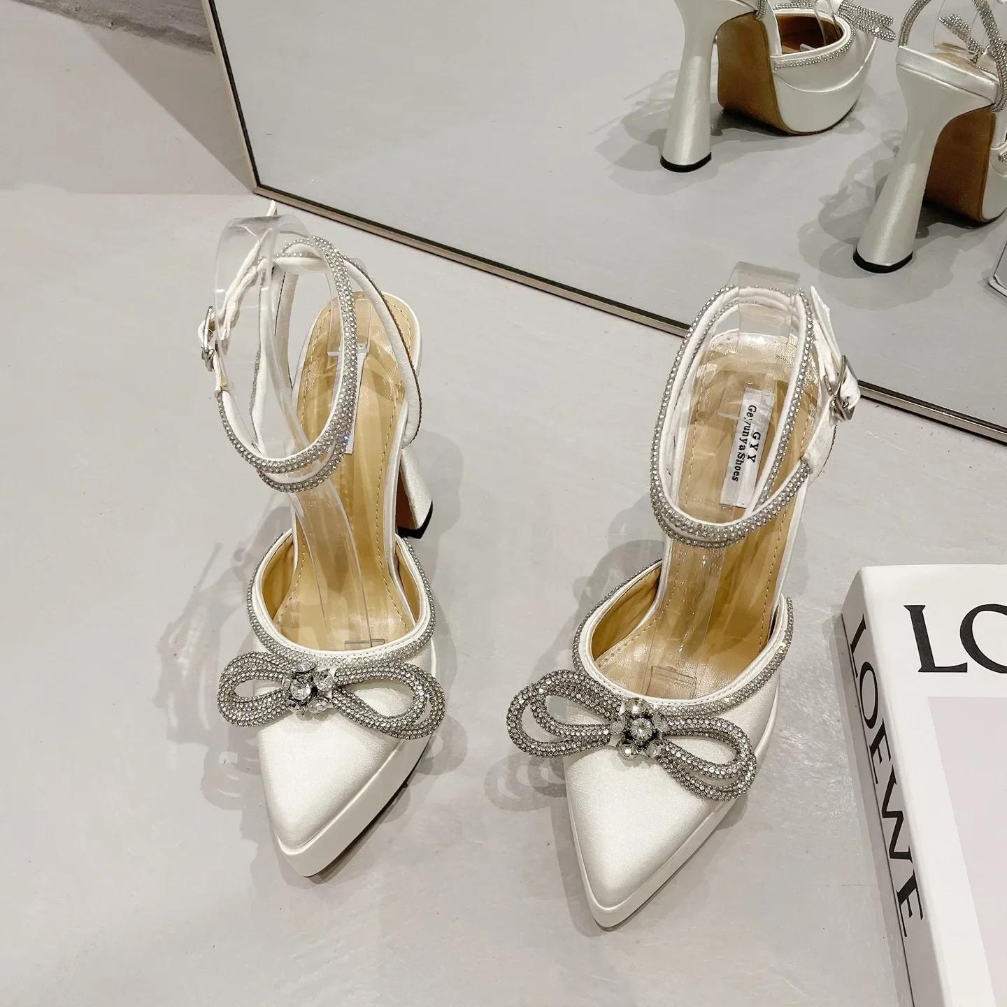 

Модный бренд Любовь Стразы/Цветок Ремешок Сандалии Показ модели Бант Высокий каблук Толстый каблук Водонепроницаемая платформа Размер 35-43 Женская обувь 35