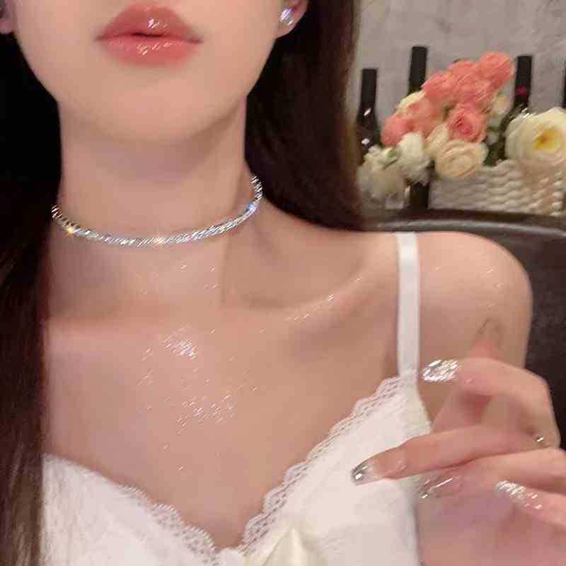 Элегантное бриллиантовое колье-чокер: Роскошный осенне-зимний аксессуар для стильных знаменитостей