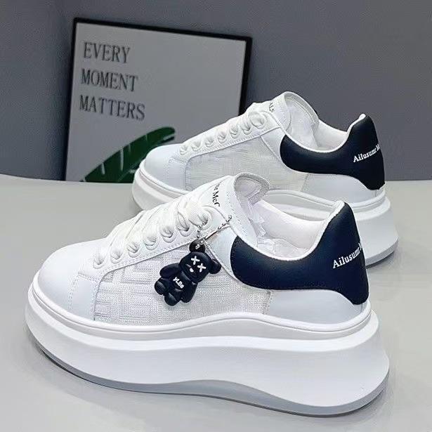 Internet-Berühmtheit Explosion Mesh atmungsaktiv kleine weiße Schuhe Damen Frühling und Sommer 2025 neu höhenerhöhende Damen Einzelschuhe dicksohlig