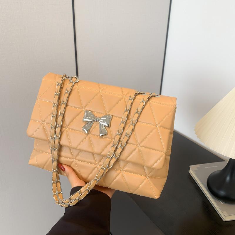

2024 spring new fashion texture foreign gas embroidery thread small shoulder messenger bag diamond chain trendy bag women хакі