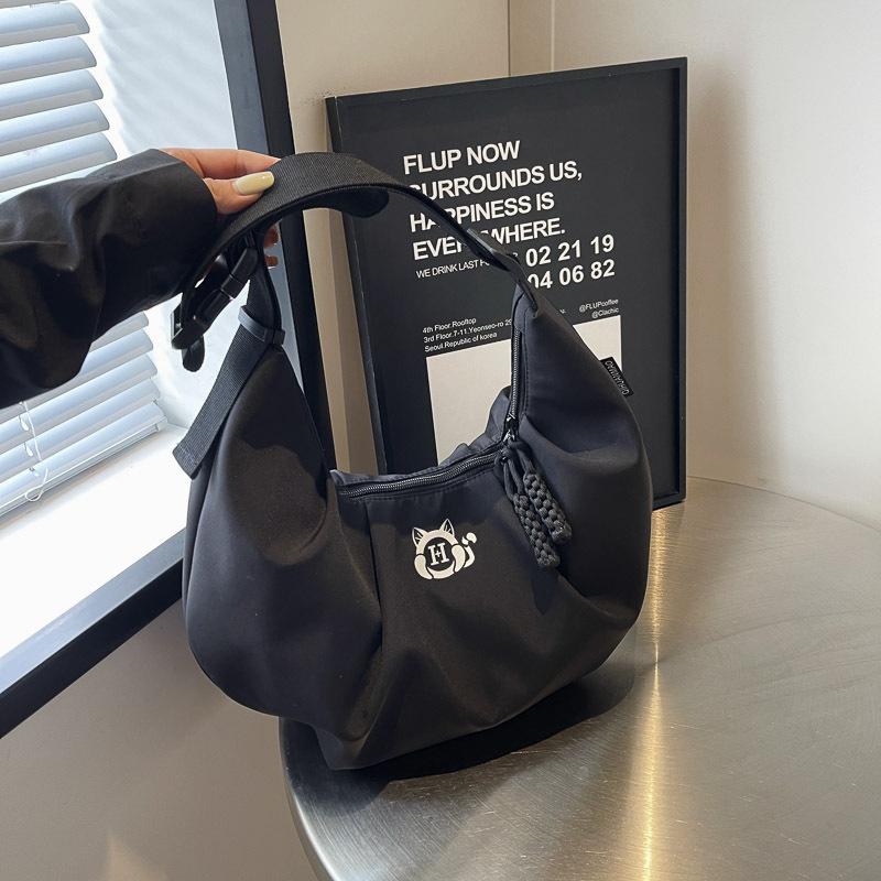 Dumpling bag female messenger bag large capacity commuter bag 2025 new bag single shoulder sports leisure backpack dumpling bag female