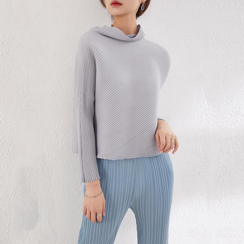

Miyake 2023 Women s Slim Pleated Long-Sleeve T-Shirt with Half-High Collar - Autumn/Winter Collection One size (90-145) серый