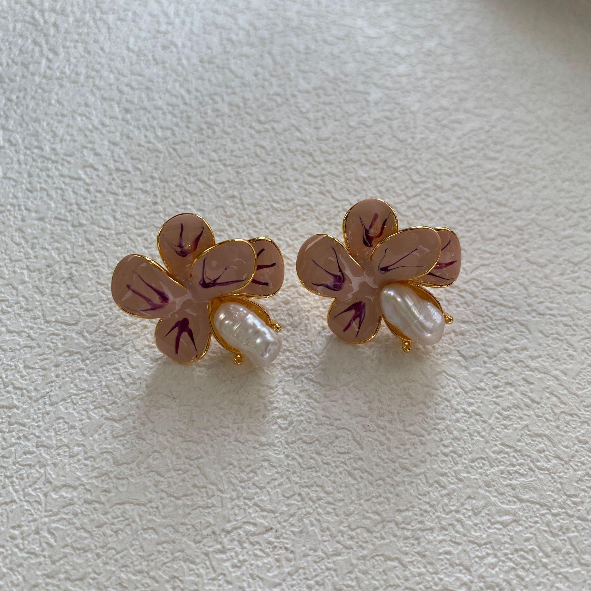 

Серия картин маслом. Маленькие серьги-лепестки в стиле барокко с жемчугом. Изящные милые серьги-гвоздики с эмалевой глазурью.