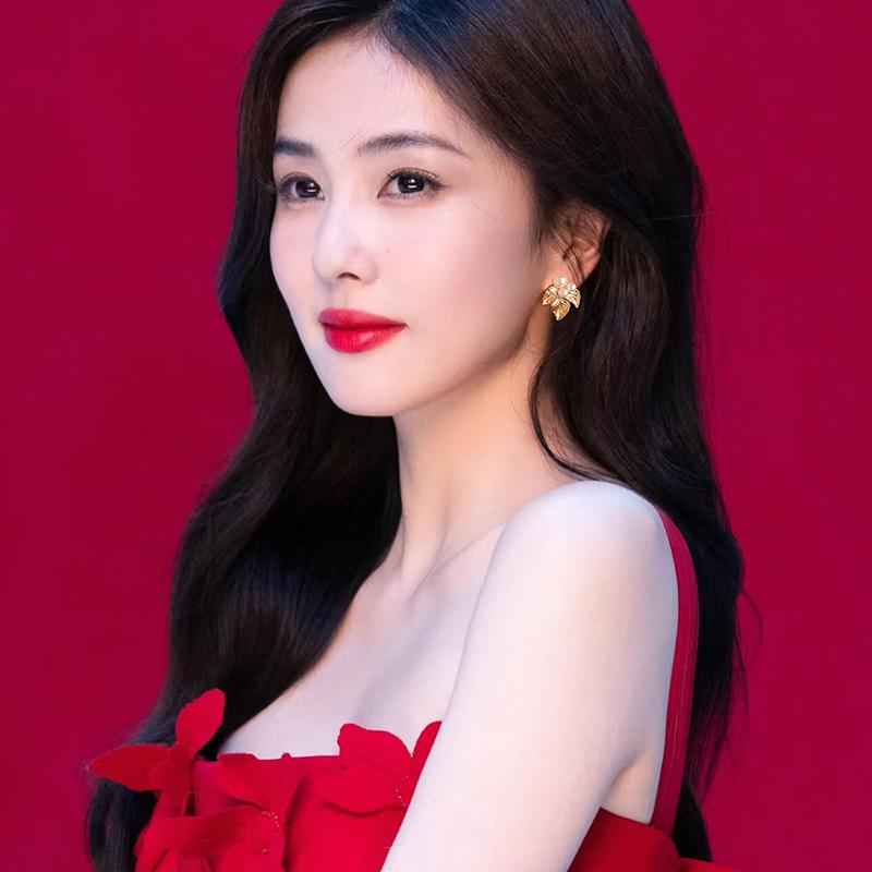 Silver Needle Pearl Leaf Stud Earrings - Elegant, Fashionable, Light Luxury, and Versatile Design for Women.