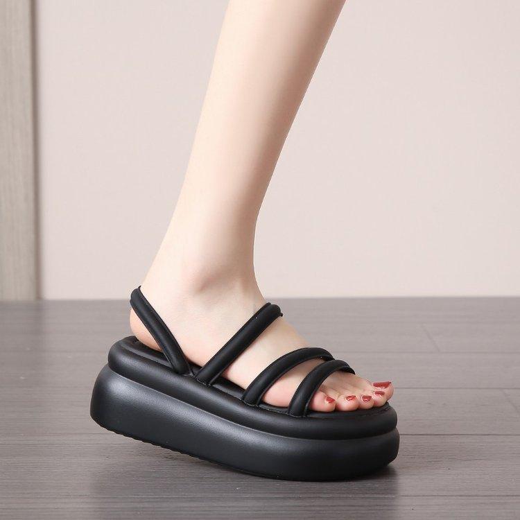 Small man with thick soles and two sandals for women to wear outside 2025 summer new fairy wind heightening slippers muffin beach shoes