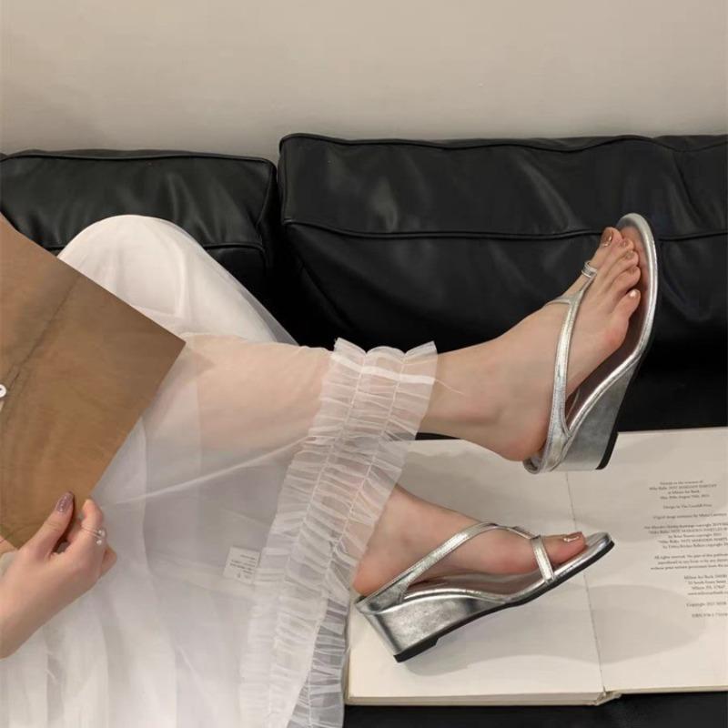 Fashion Summer New Style Popular Women Slipper Fashion Narrow Band Ladies Slip On Flip On Shoes Low Wedge Heel Outdoor Dress Slides