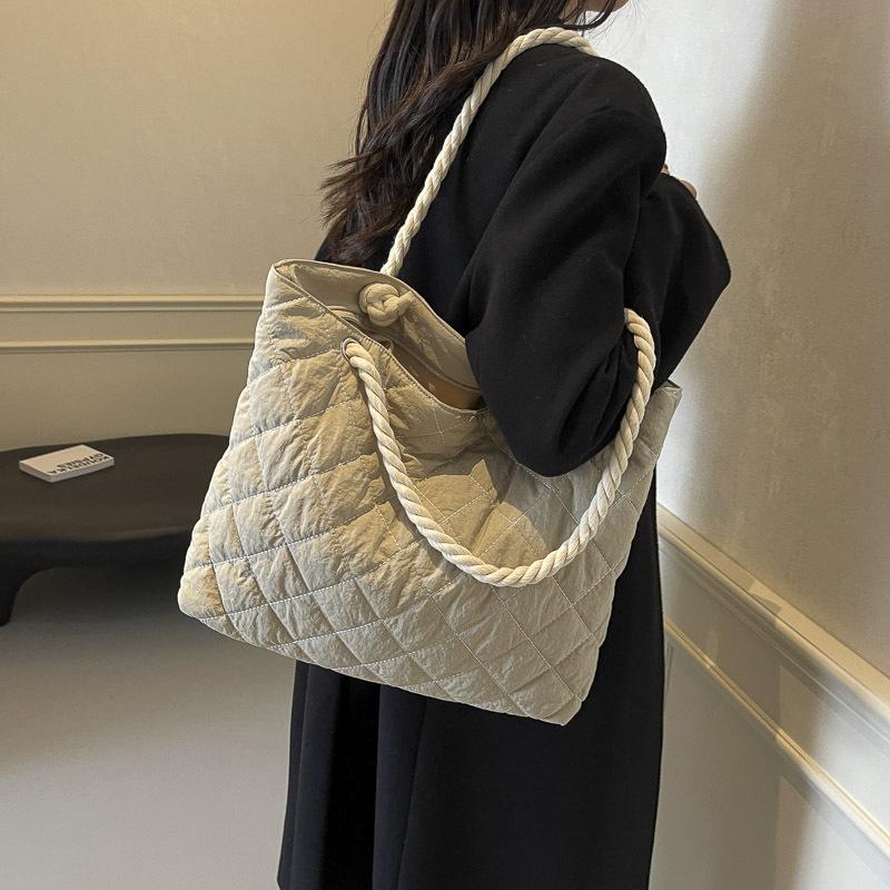 Bag women's autumn and winter new shoulder handbag texture rhombus large capacity casual simple commuter tote bag