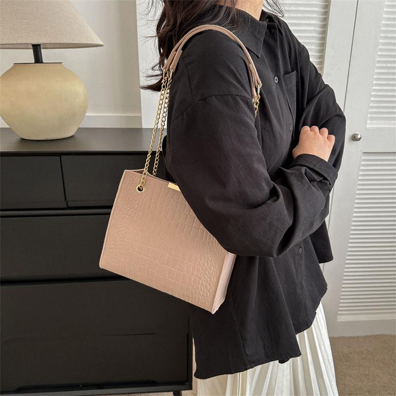 Elegant Casual Commuter Crossbody Bag 2023 Spring New Simple Chain Tote For Women