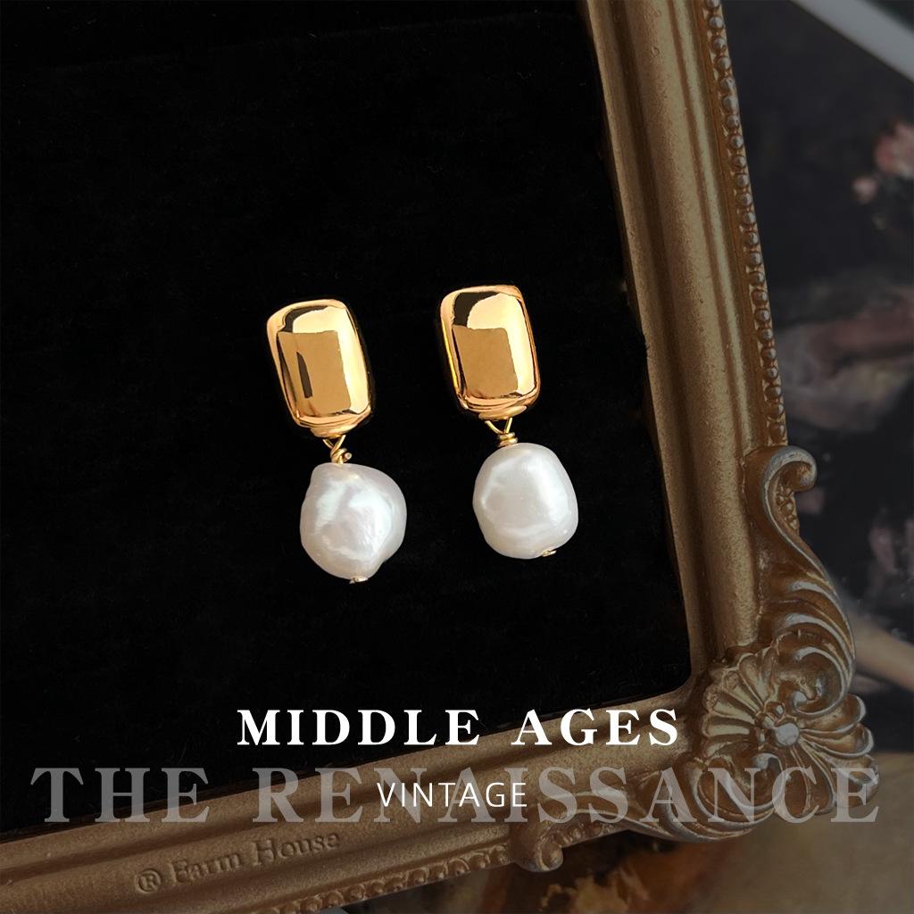 Light freshwater pearl earrings French retro commuter temperament earrings