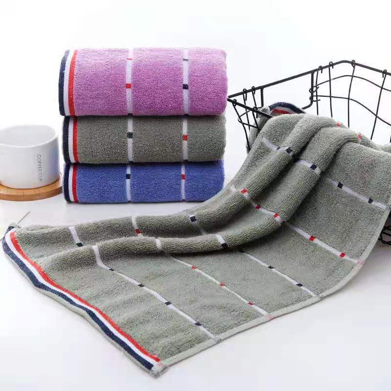 Håndkleet er laget av ren bomull, mykt og absorberende, fortykket og brodert med fargerike skyer og stjerner.