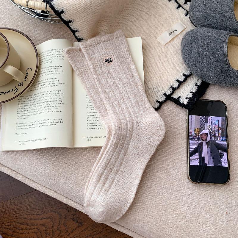 Autumn and Winter Simple Embroidered Soft and Glutinous Wool Solid Color Retro Lace Pile Socks Thick and Warm Mid-calf Socks for Women