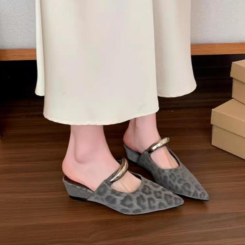 Fashion 2025 New Closed Toe Women's Slippers Fashion Leopard Print Hot Sale Outdoor Daily Metal Decoration Best Seller Wedge Slippers
