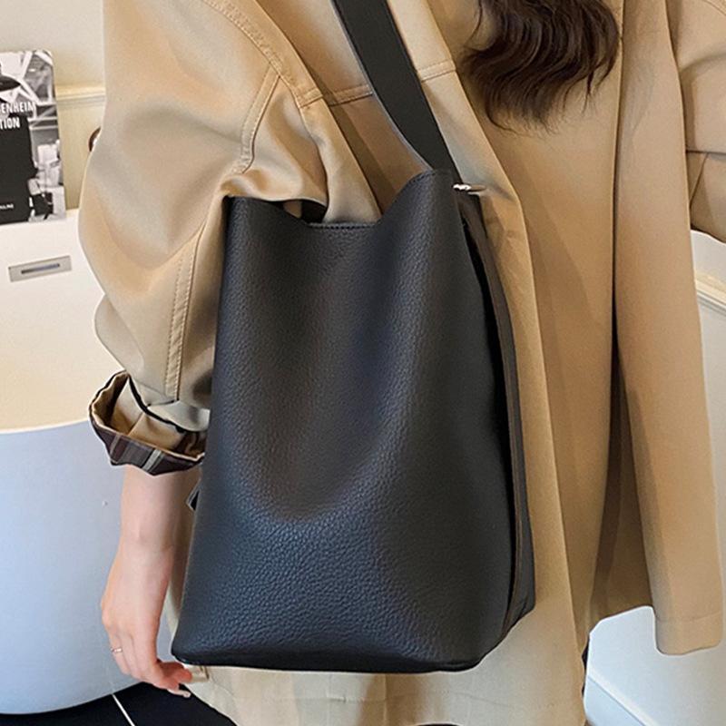 Bucket bag women's bag 2025 new high-end simple large-capacity shoulder bag niche design versatile tote bag