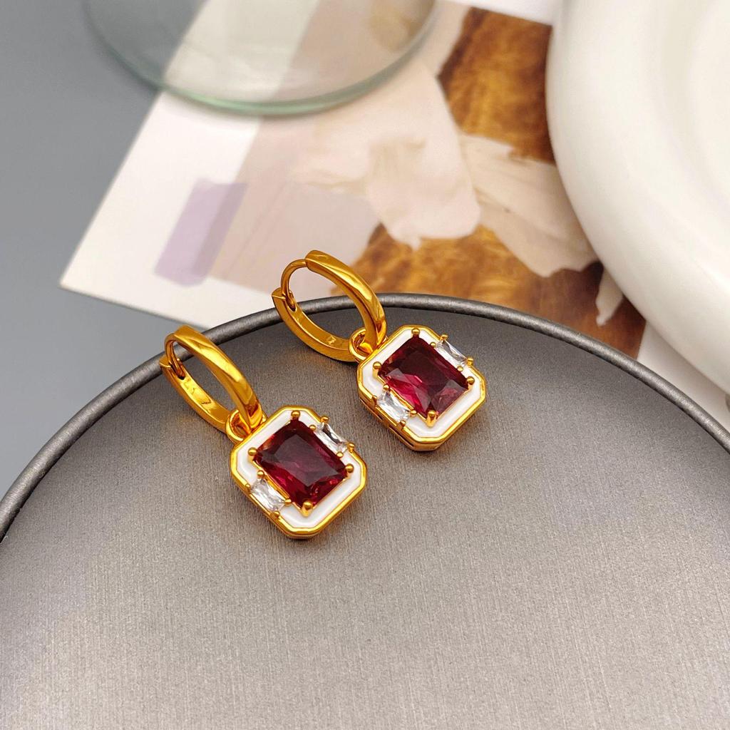 Qingdao Iridescent Geometric Wave Resin Stud Earrings: High-End Retro Fashion for Women