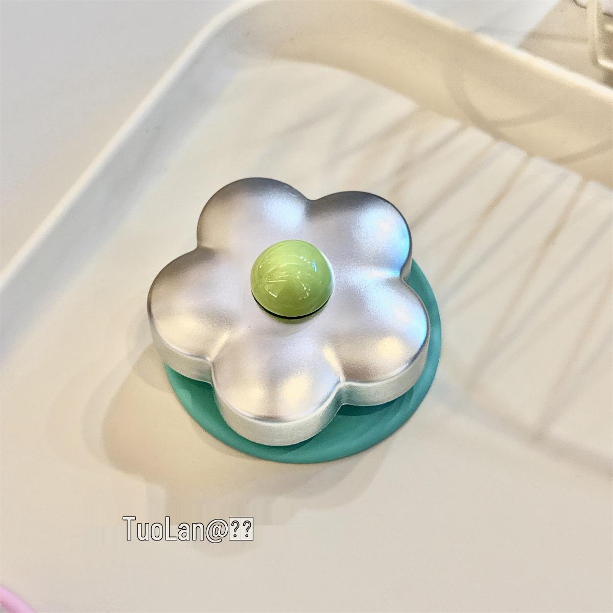 

Korean Style 3D Matte Silver MagSafe Magnetic Flower Bracket with Strong Adsorption