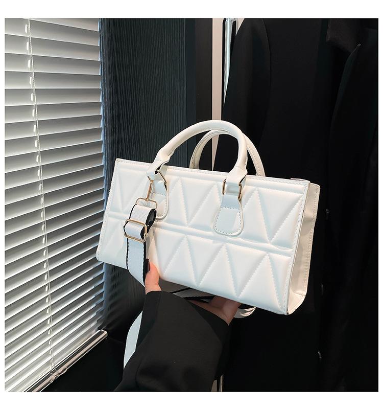 New high-end small bag, new fashionable versatile portable small square bag, broadband messenger bag.