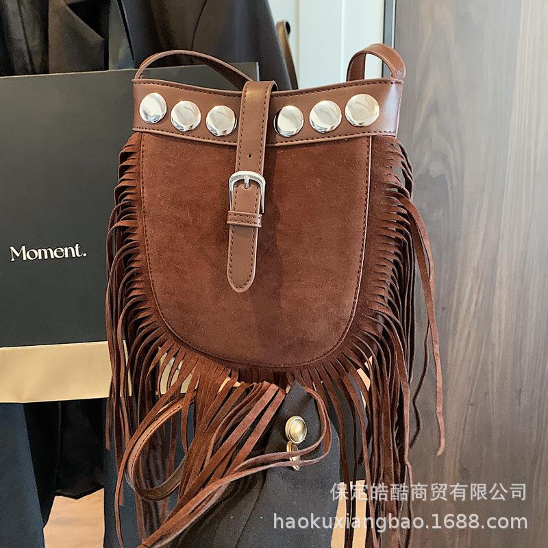 

Повседневная ретро матовая сумка женская 2025 осень и зима новая универсальная сумка-мессенджер супер огонь нишевая бахромчатая сумка-ведро коричневый